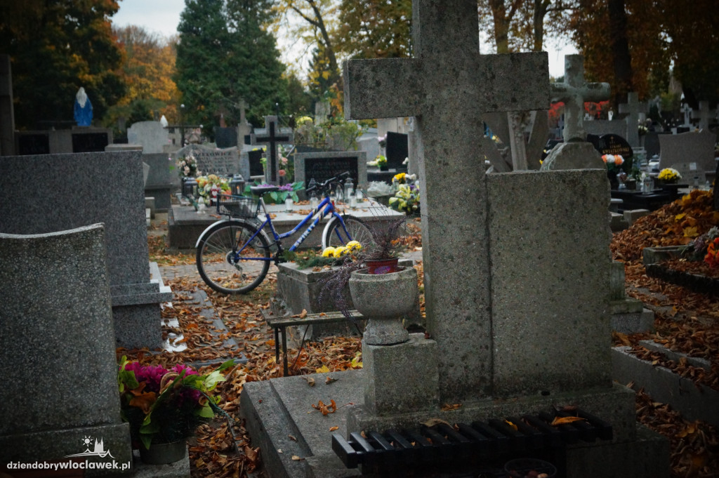 Przygotowania do wszystkich Świętych na cmentarzu