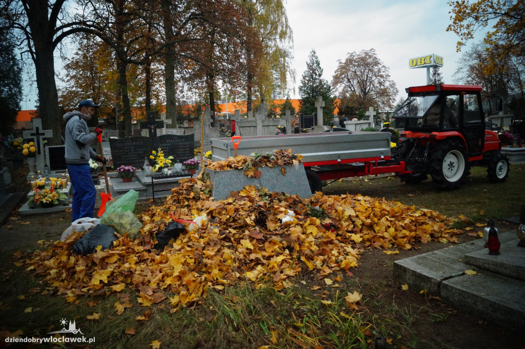 Przygotowania do wszystkich Świętych na cmentarzu