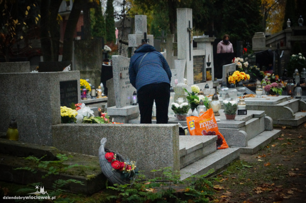 Przygotowania do wszystkich Świętych na cmentarzu