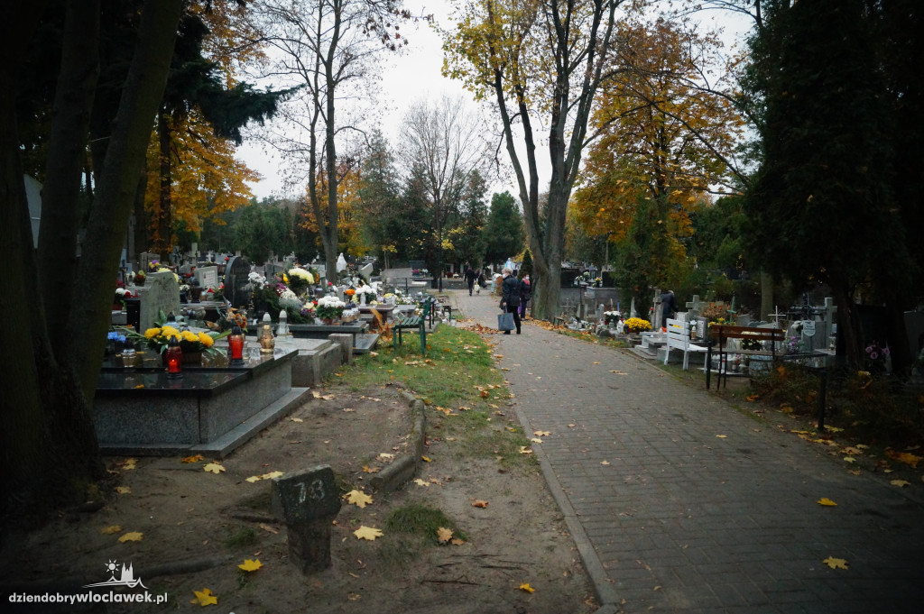 Przygotowania do wszystkich Świętych na cmentarzu