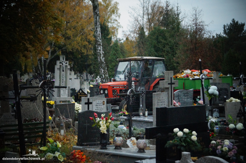 Przygotowania do wszystkich Świętych na cmentarzu
