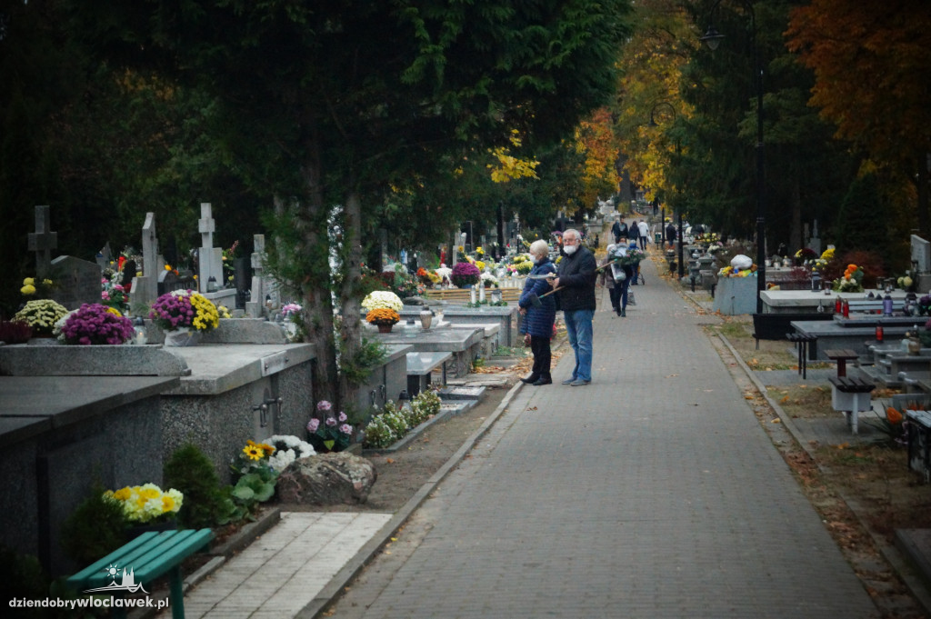Przygotowania do wszystkich Świętych na cmentarzu