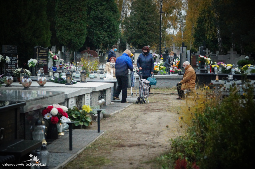 Przygotowania do wszystkich Świętych na cmentarzu