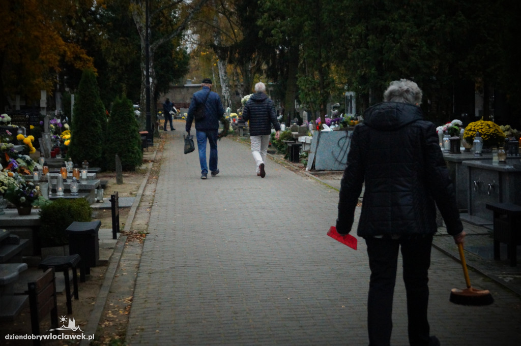 Przygotowania do wszystkich Świętych na cmentarzu