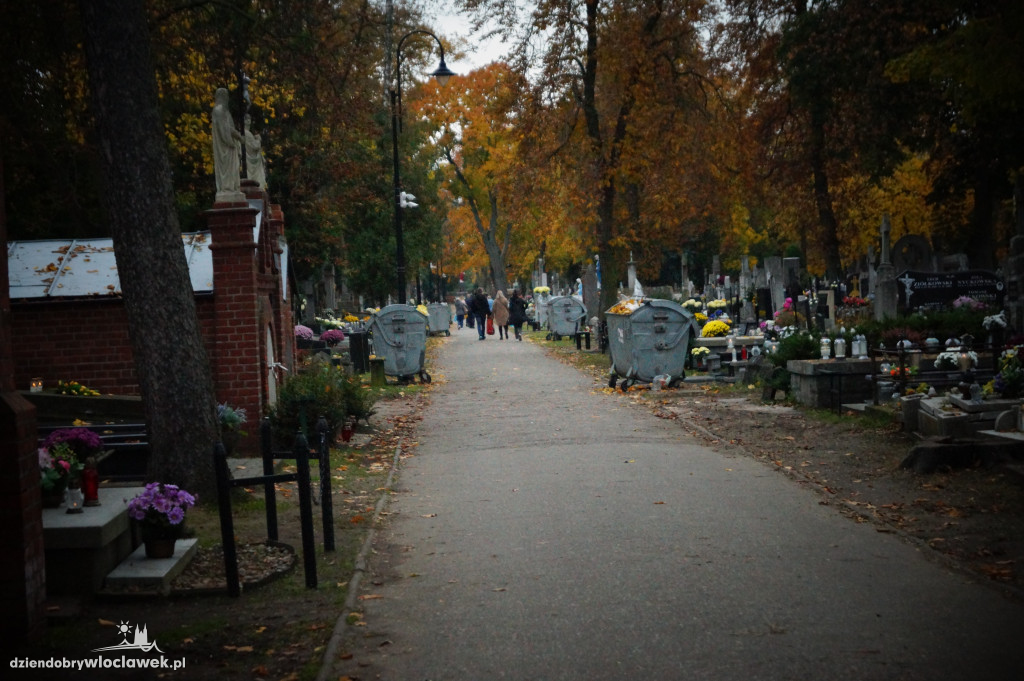 Przygotowania do wszystkich Świętych na cmentarzu