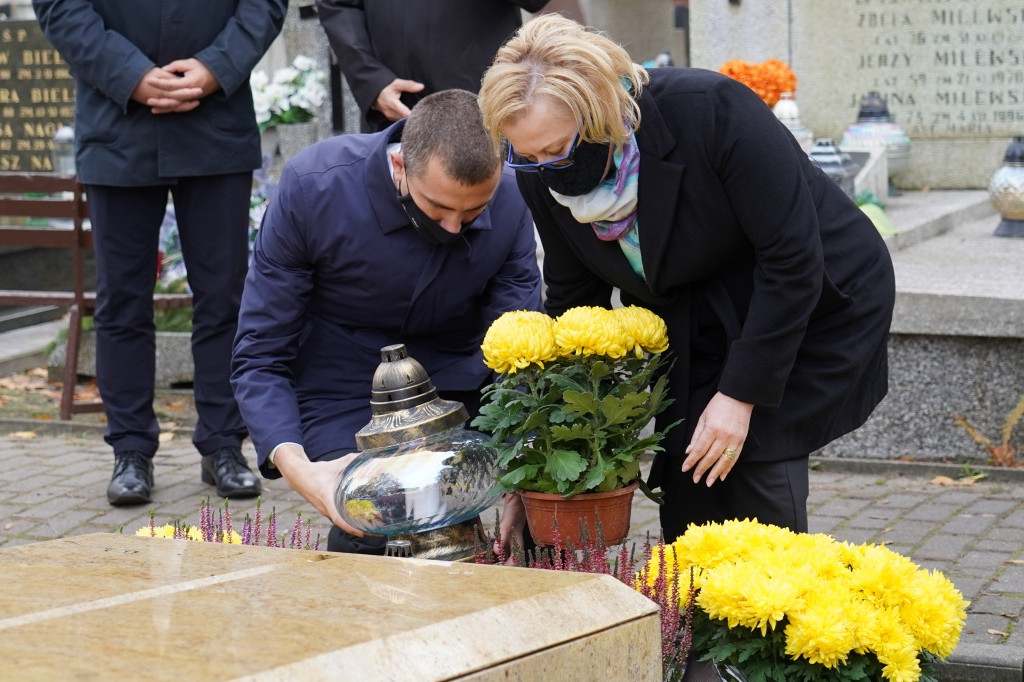 Władze miasta odwiedziły cmentarz komunalny