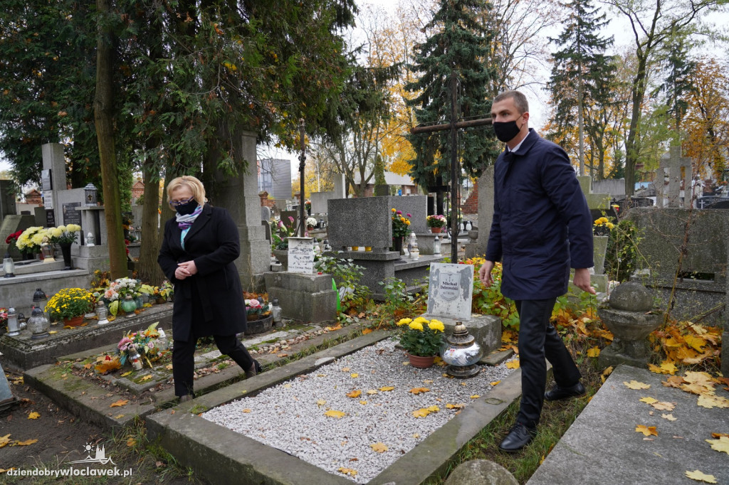 Władze miasta odwiedziły cmentarz komunalny