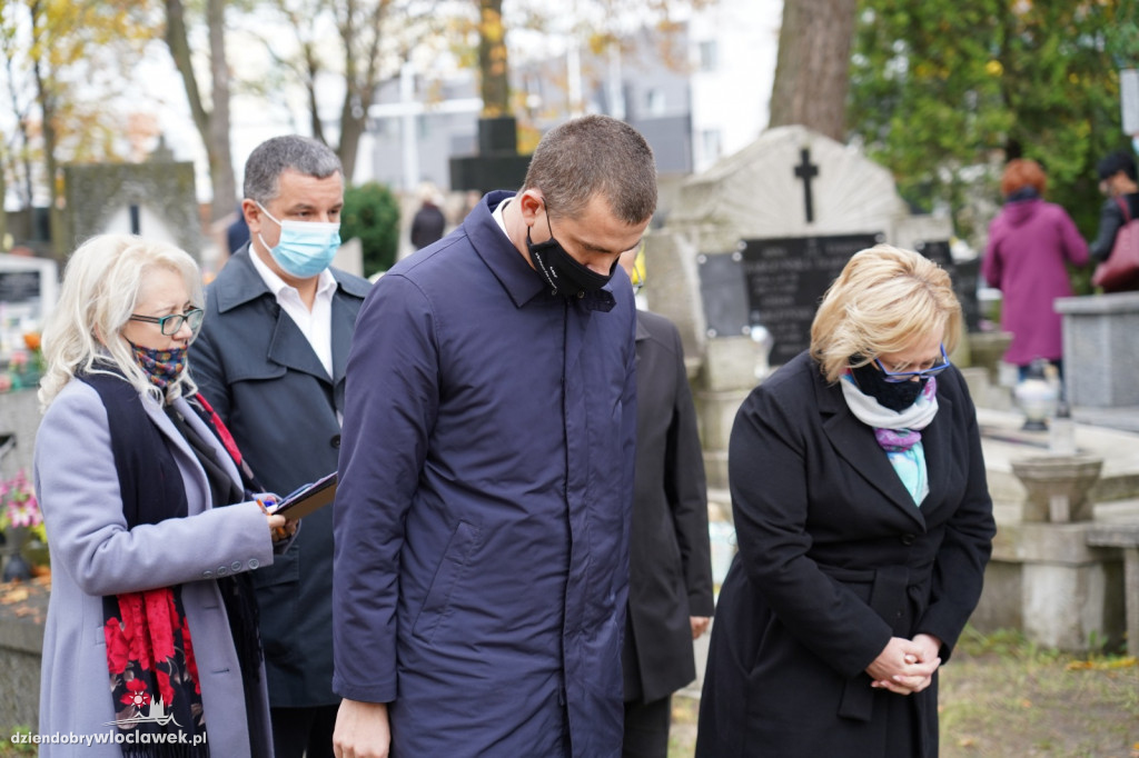 Władze miasta odwiedziły cmentarz komunalny