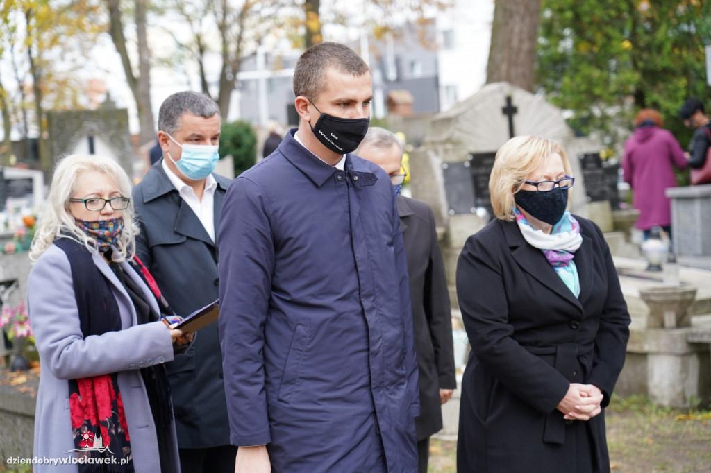 Władze miasta odwiedziły cmentarz komunalny