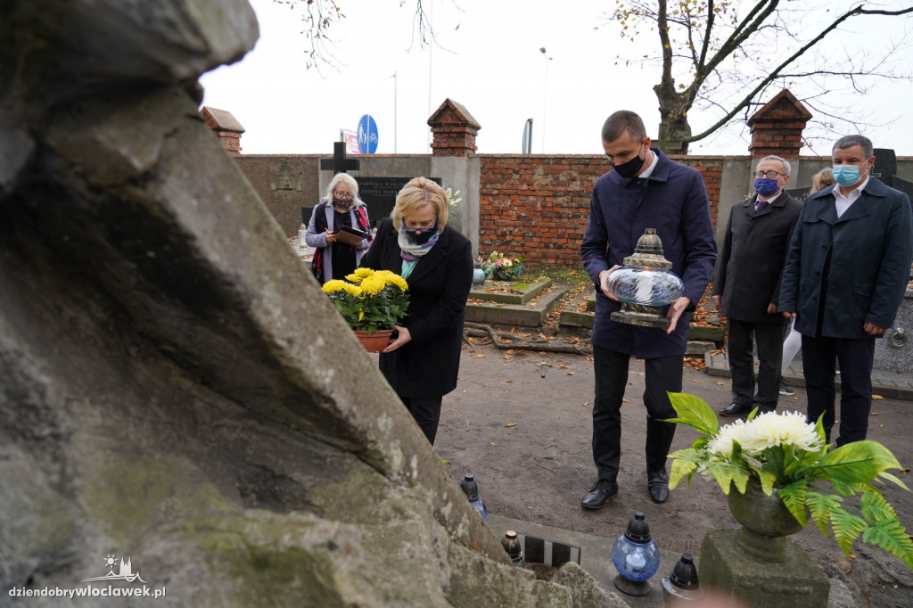 Władze miasta odwiedziły cmentarz komunalny
