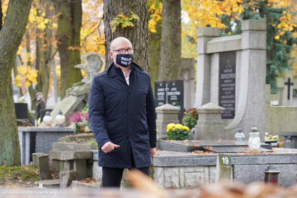 Władze miasta odwiedziły cmentarz komunalny