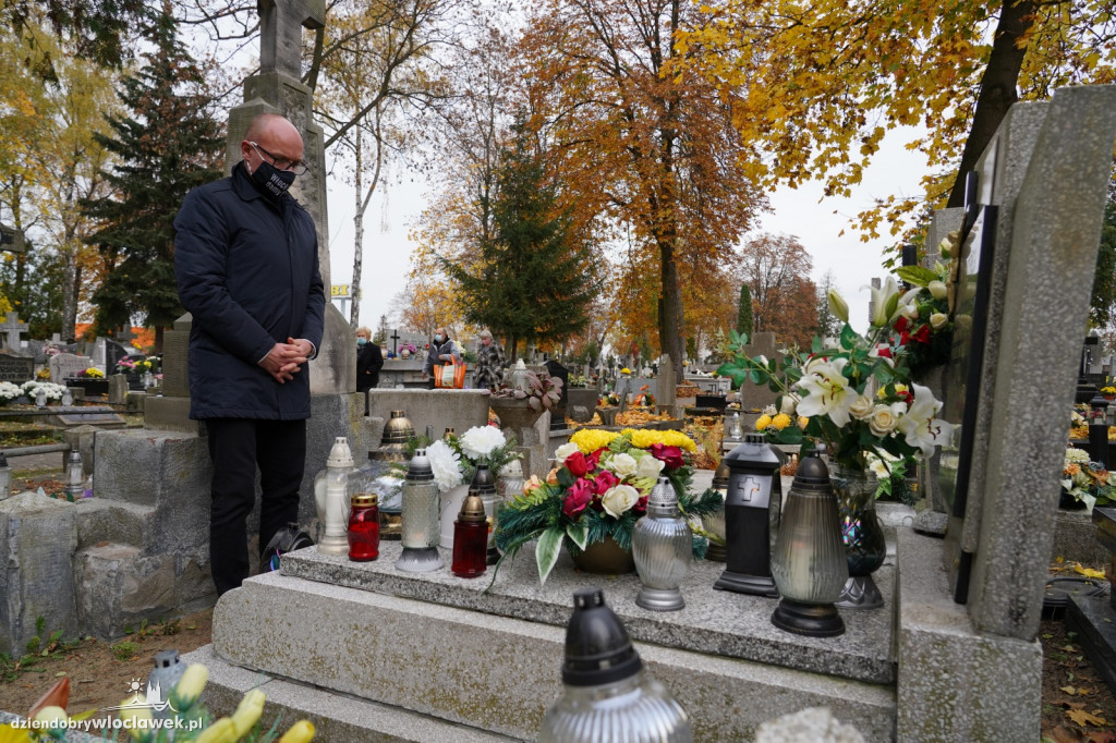 Władze miasta odwiedziły cmentarz komunalny