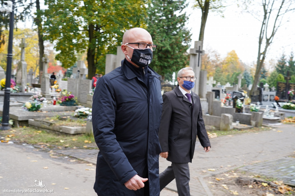 Władze miasta odwiedziły cmentarz komunalny