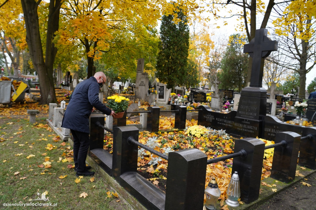 Władze miasta odwiedziły cmentarz komunalny