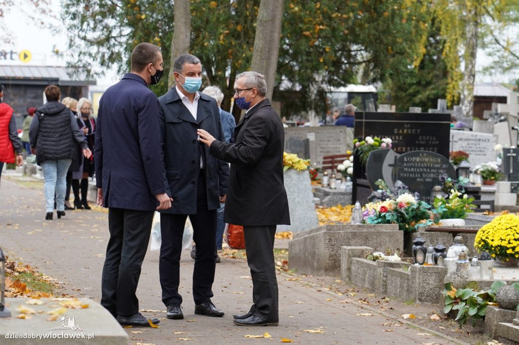Władze miasta odwiedziły cmentarz komunalny