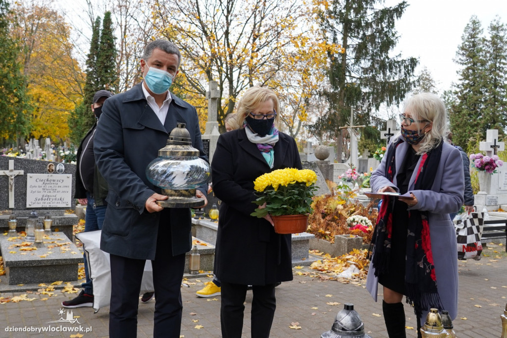 Władze miasta odwiedziły cmentarz komunalny