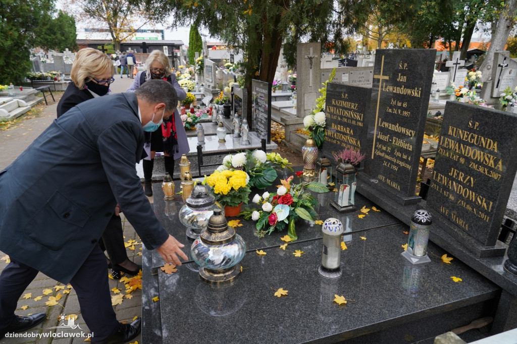 Władze miasta odwiedziły cmentarz komunalny
