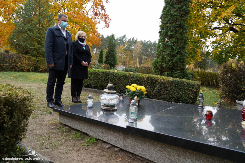 Władze miasta odwiedziły cmentarz komunalny