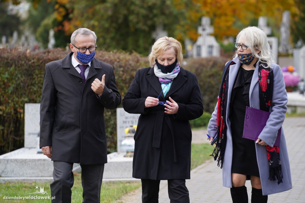 Władze miasta odwiedziły cmentarz komunalny