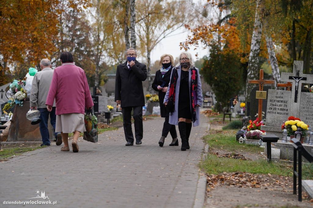 Władze miasta odwiedziły cmentarz komunalny