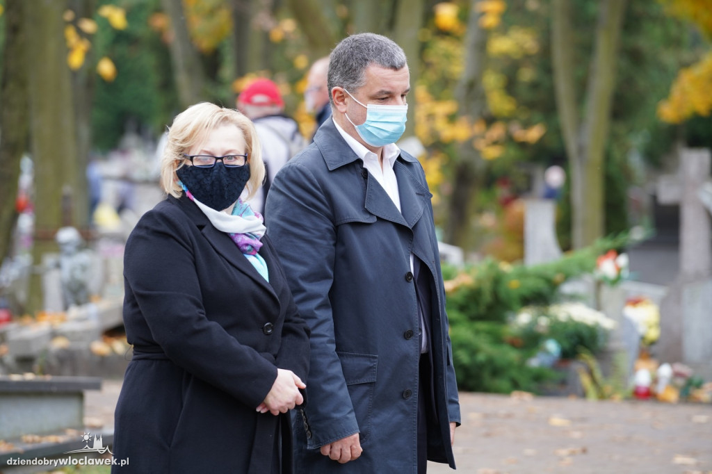 Władze miasta odwiedziły cmentarz komunalny