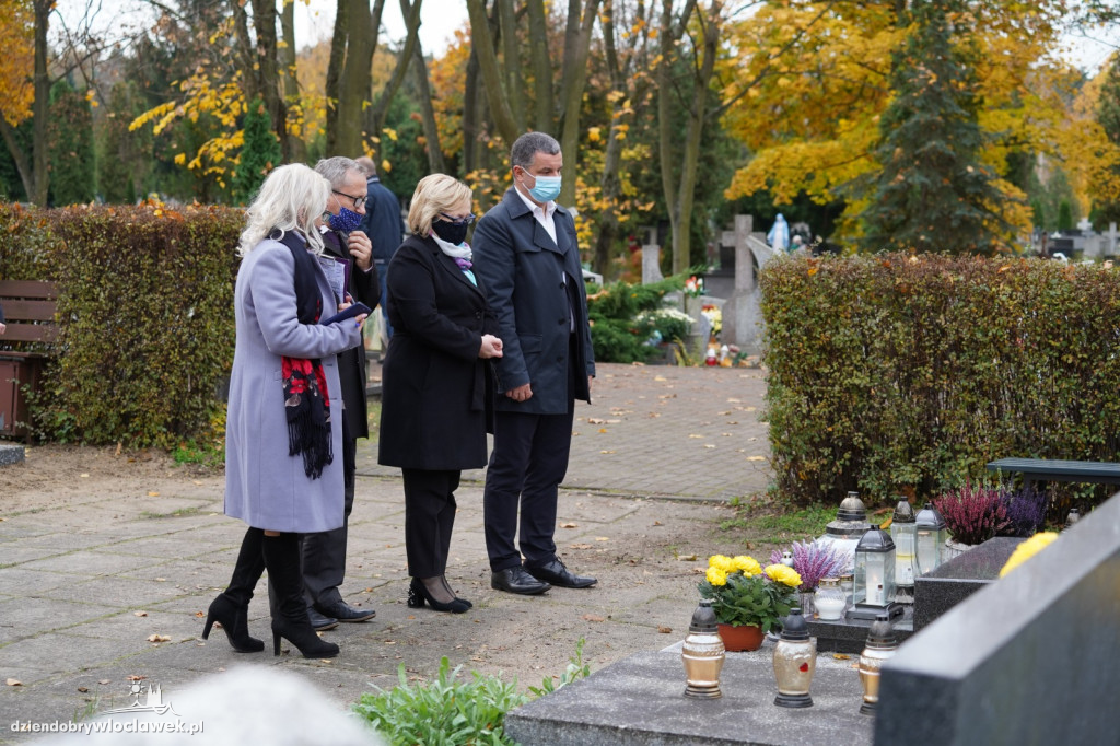 Władze miasta odwiedziły cmentarz komunalny