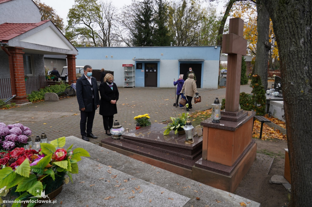 Władze miasta odwiedziły cmentarz komunalny