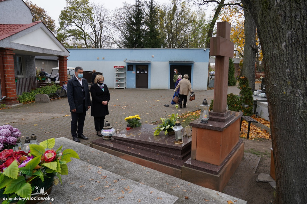 Władze miasta odwiedziły cmentarz komunalny