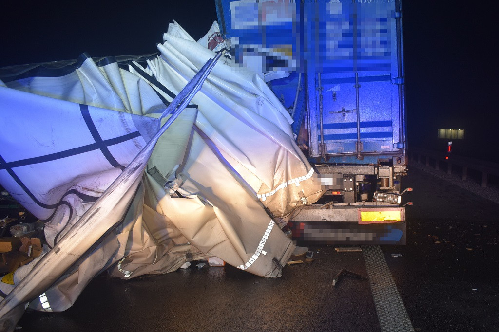 Zderzenie dwóch TIR-ów na A1