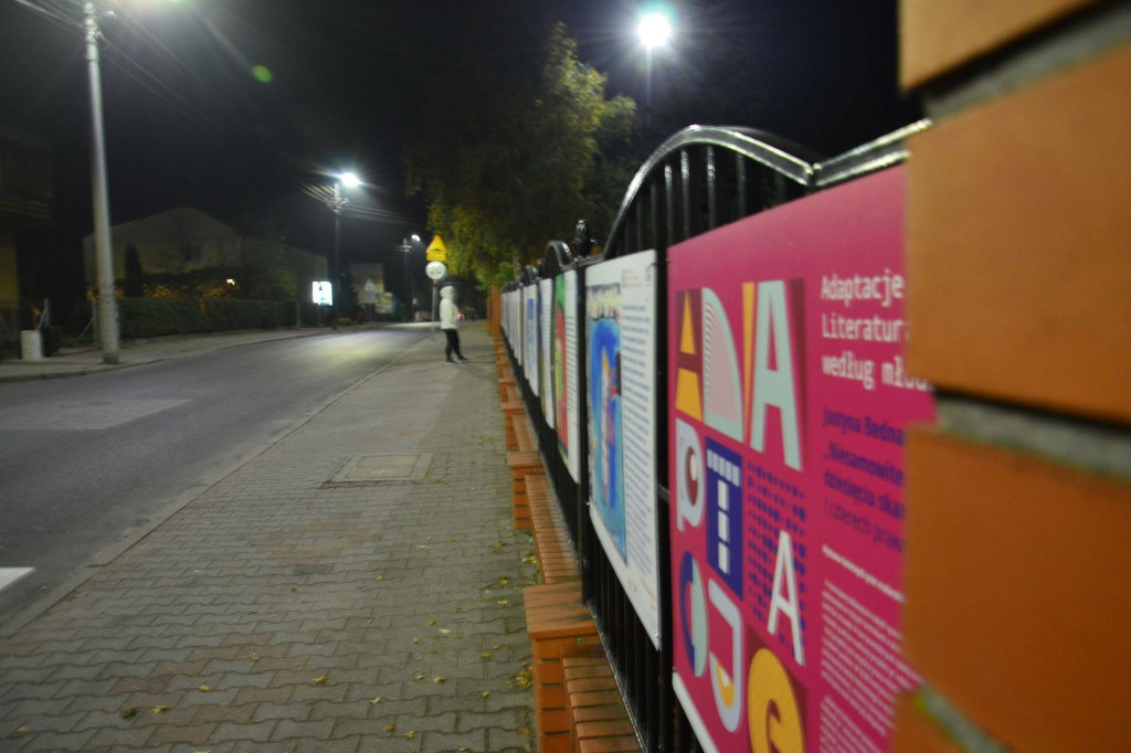 Sztuka na ulicach Kowala. Na płocie wisi galeria prac