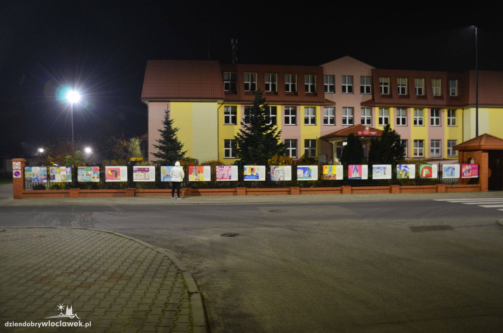 Sztuka na ulicach Kowala. Na płocie wisi galeria prac