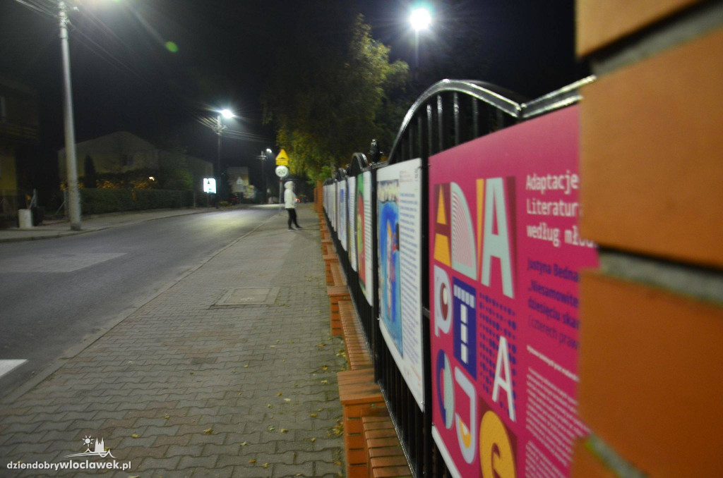 Sztuka na ulicach Kowala. Na płocie wisi galeria prac