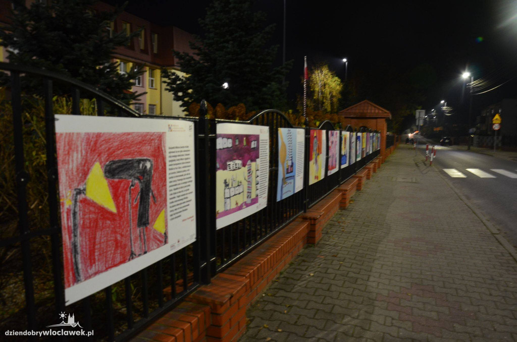 Sztuka na ulicach Kowala. Na płocie wisi galeria prac