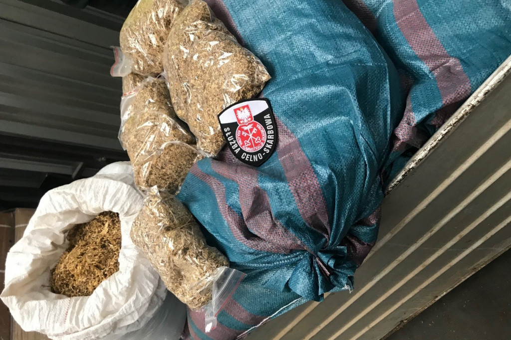 Garaż wypchany nielegalnym tytoniem we Włocławku