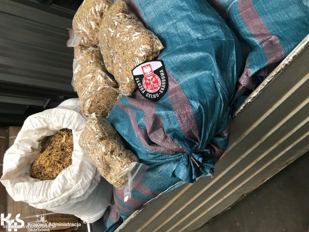 Garaż wypchany nielegalnym tytoniem we Włocławku