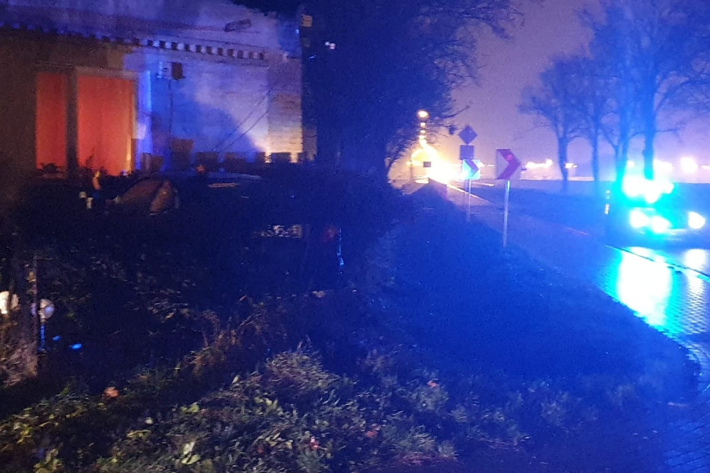Wypadek pod Włocławkiem! Wylecieli z drogi i uderzyli w dom!