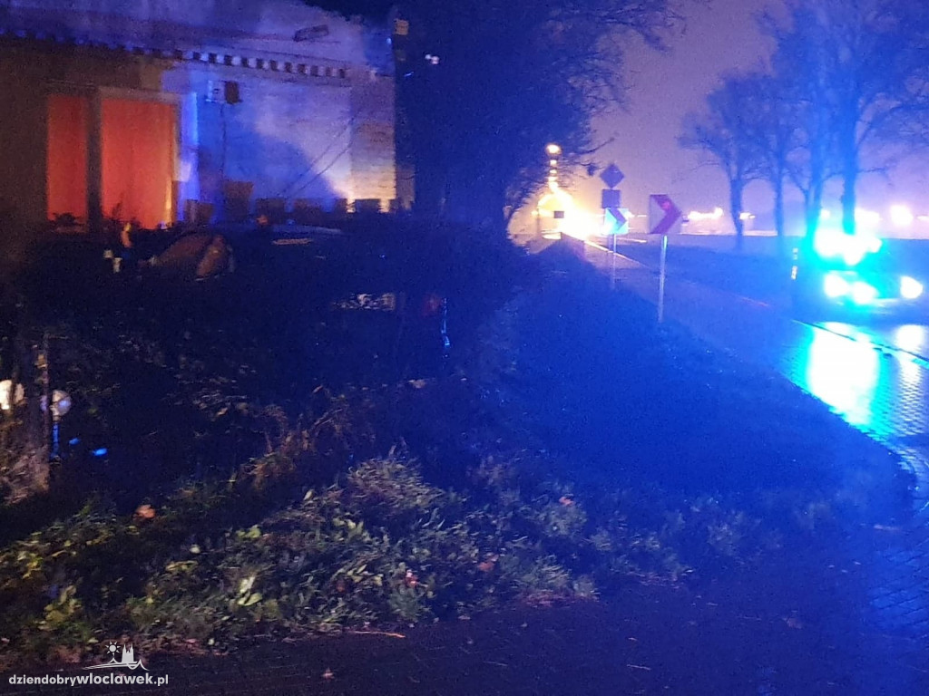 Wypadek pod Włocławkiem! Wylecieli z drogi i uderzyli w dom!