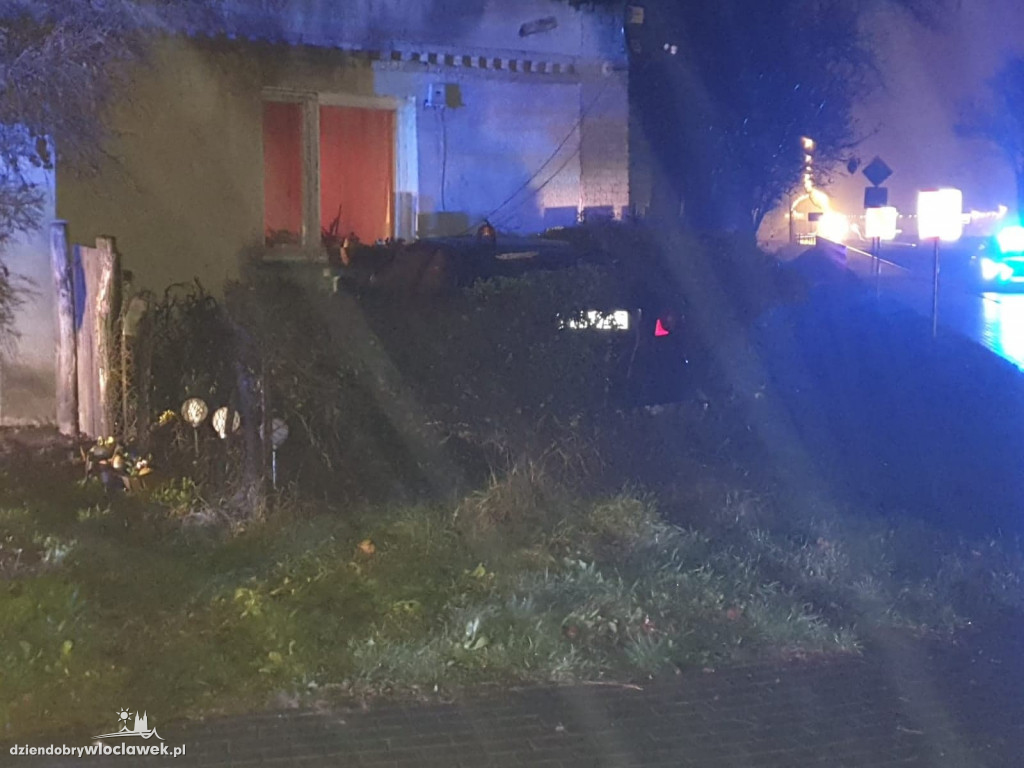 Wypadek pod Włocławkiem! Wylecieli z drogi i uderzyli w dom!