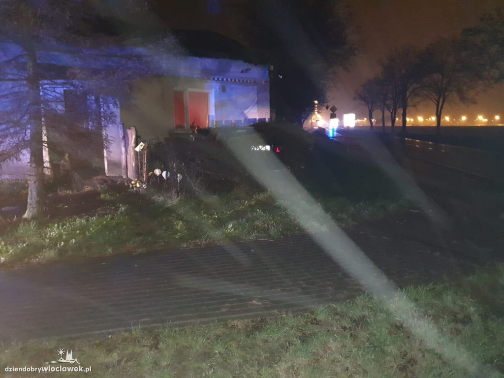 Wypadek pod Włocławkiem! Wylecieli z drogi i uderzyli w dom!