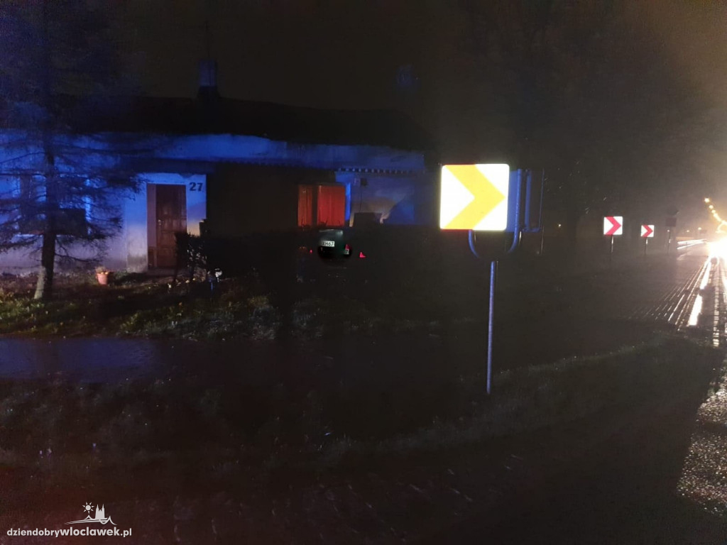 Wypadek pod Włocławkiem! Wylecieli z drogi i uderzyli w dom!