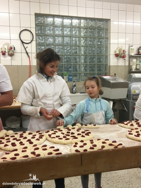 Rodzina Szyling piecze pączki na Tłusty Czwartek