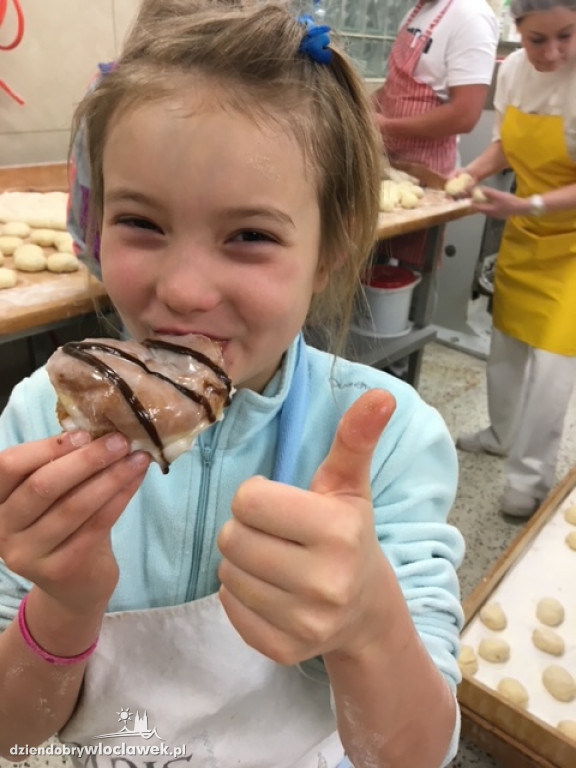 Rodzina Szyling piecze pączki na Tłusty Czwartek
