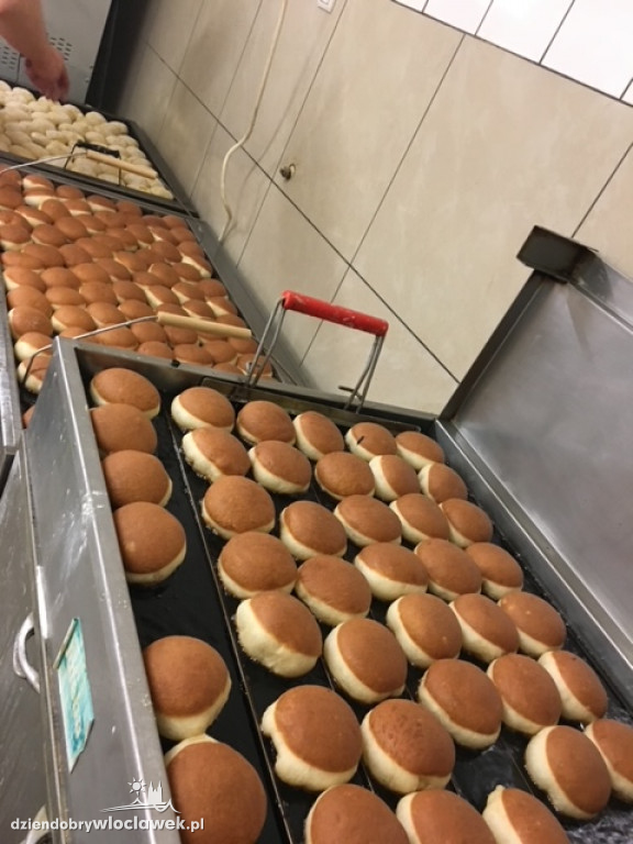 Rodzina Szyling piecze pączki na Tłusty Czwartek