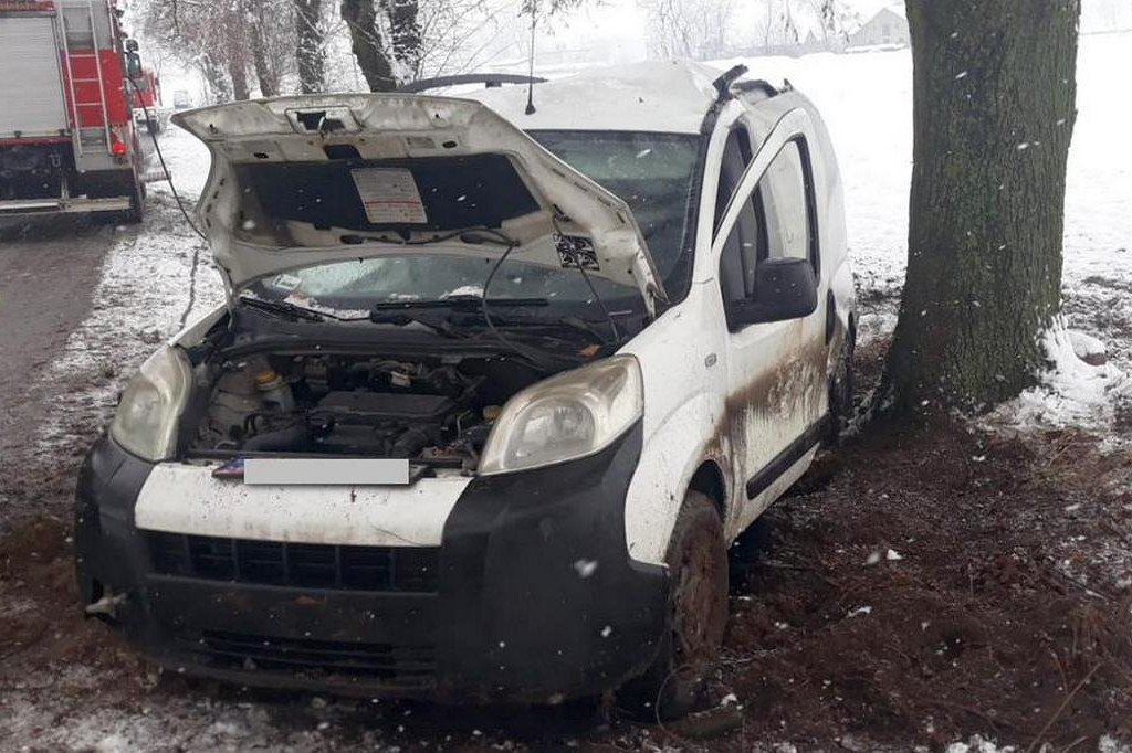 Wpadł w poślizg i uderzył w drzewo!