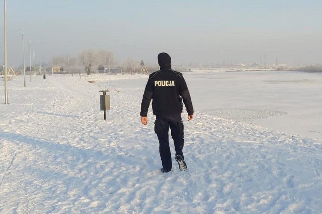 Policjanci patrolują zamarznięte akweny