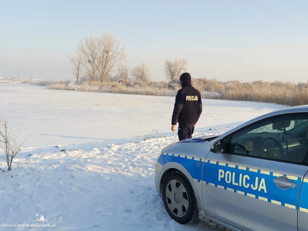 Policjanci patrolują zamarznięte akweny