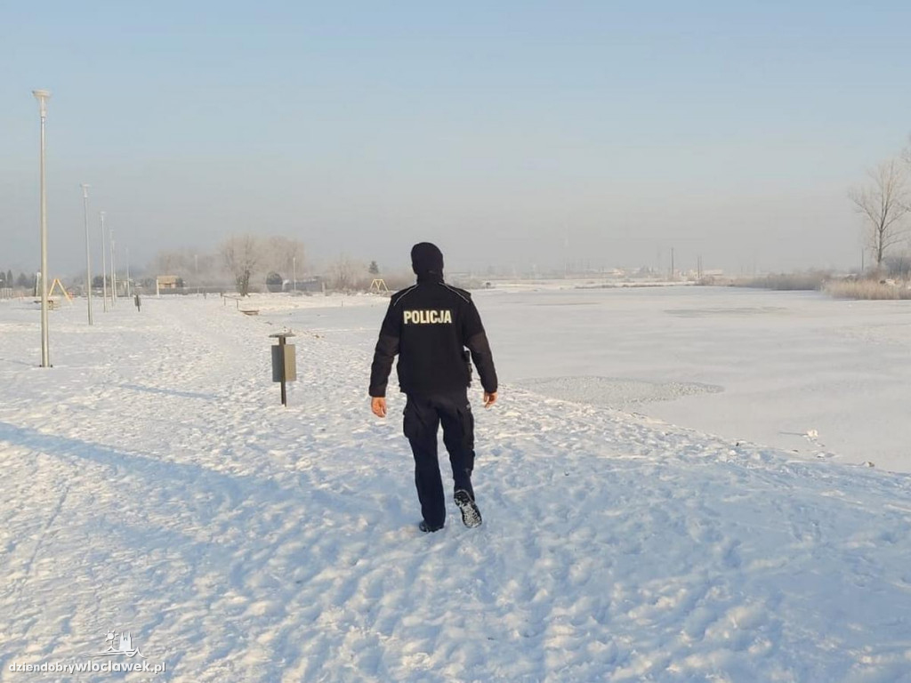 Policjanci patrolują zamarznięte akweny