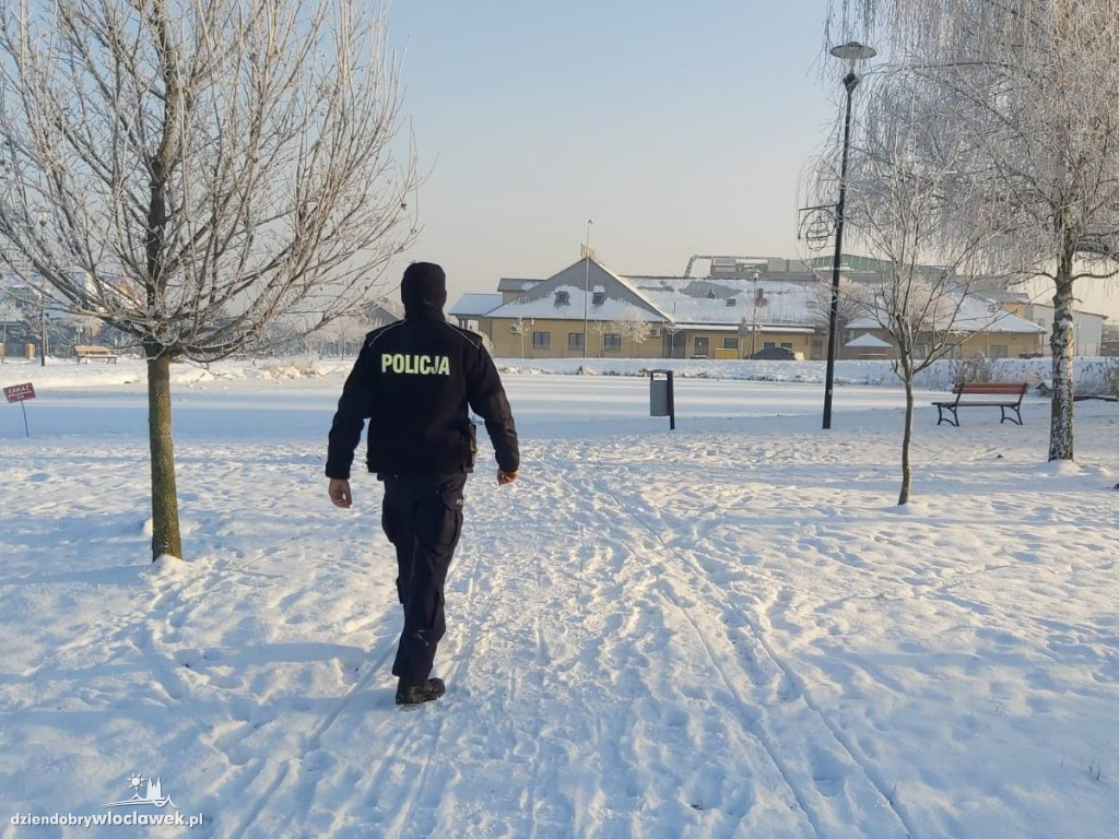 Policjanci patrolują zamarznięte akweny