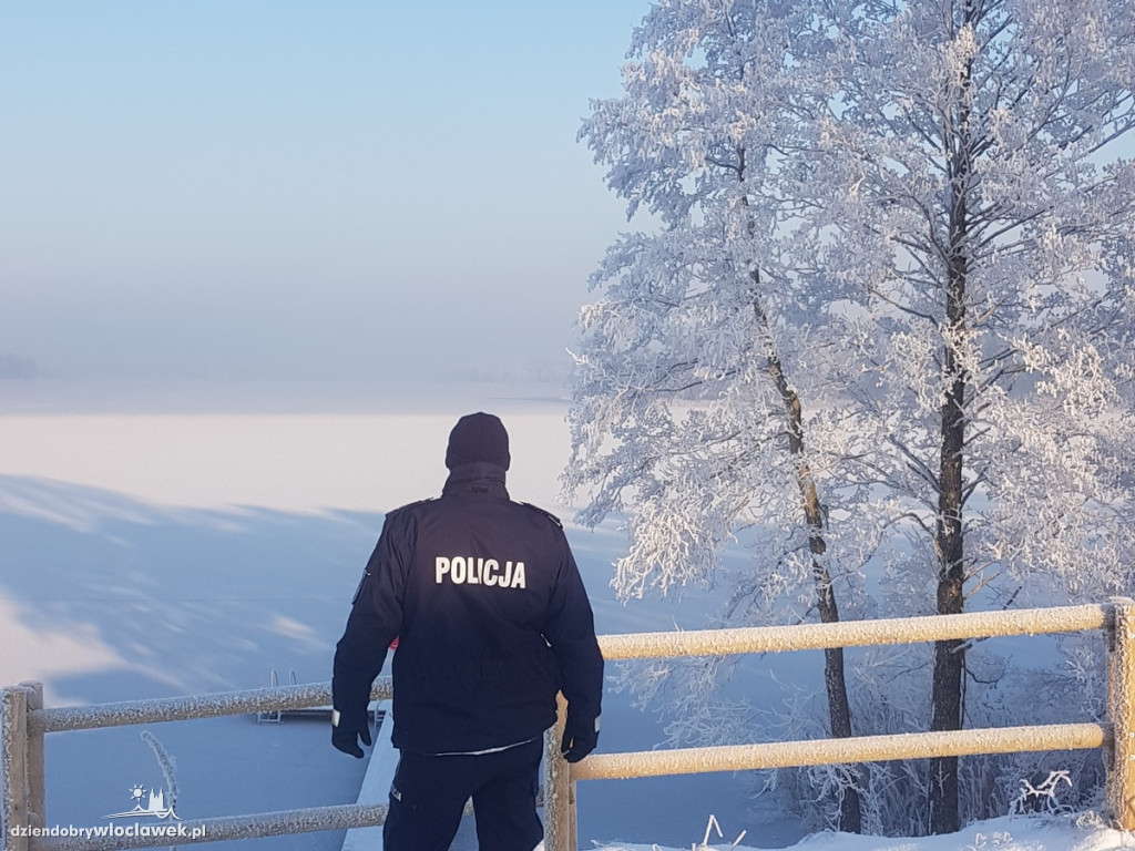 Policjanci patrolują zamarznięte akweny