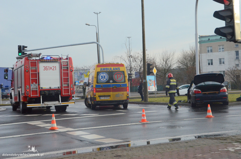 Zderzenie dwóch aut przy Tesco